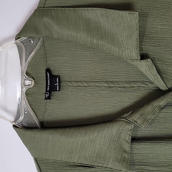 ND New Directions Green Button-up - Roll-tab sleeves V-neck -Back button design - Picture 5 of 15